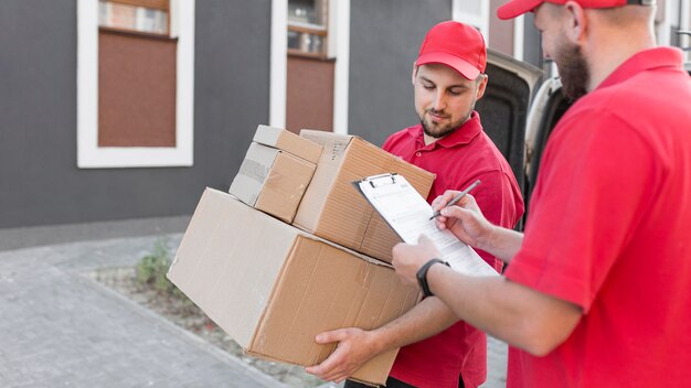 Vooraanzicht van bezorger met packagaes