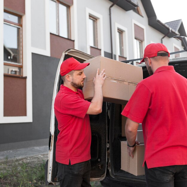 Vooraanzicht van bezorgers bij baanconcept