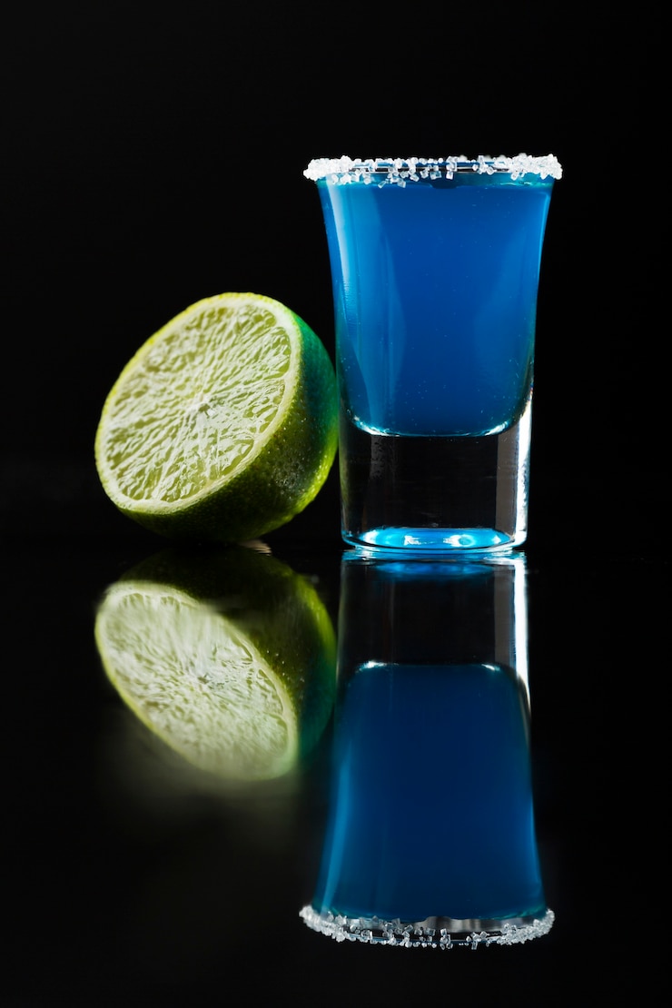 Gratis Foto vooraanzicht van blauwe cocktail in geschoten glas met kalk