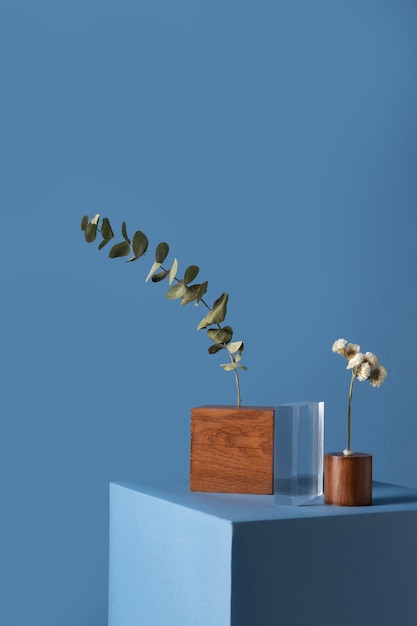 Vooraanzicht van bloemen- en plantendecor met bladeren op een houten standaard met kopieerruimte