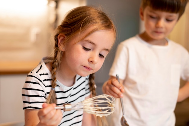 Vooraanzicht van broers en zussen die thuis koken