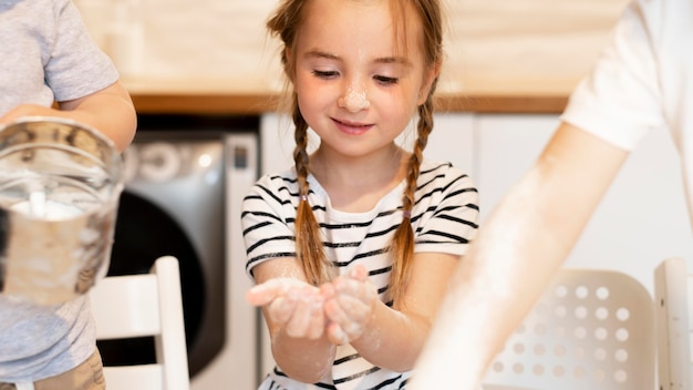 Gratis foto vooraanzicht van broers en zussen die thuis koken