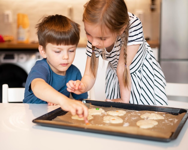 Vooraanzicht van broers en zussen die thuis koken