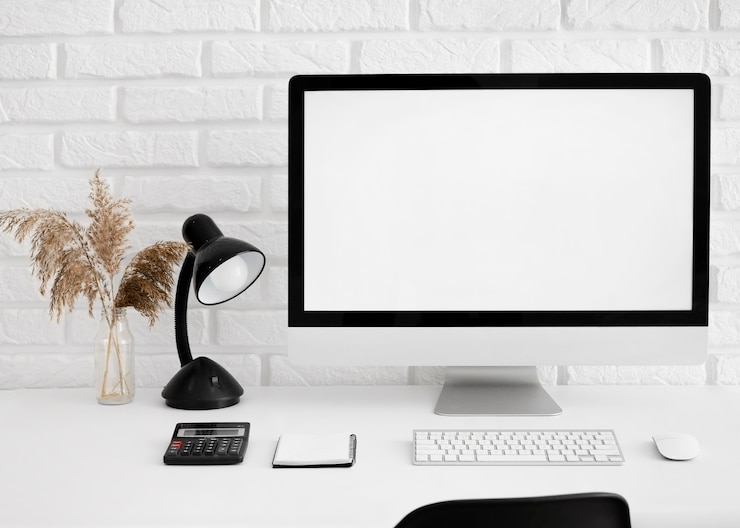 Gratis Foto vooraanzicht van bureau met computer en lamp