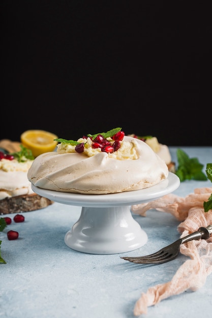 Vooraanzicht van cake met granaatappel