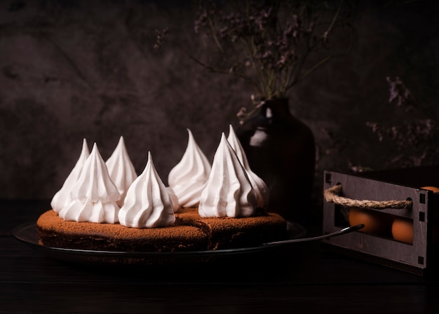 Vooraanzicht van cake met suikerglazuur en bloemen