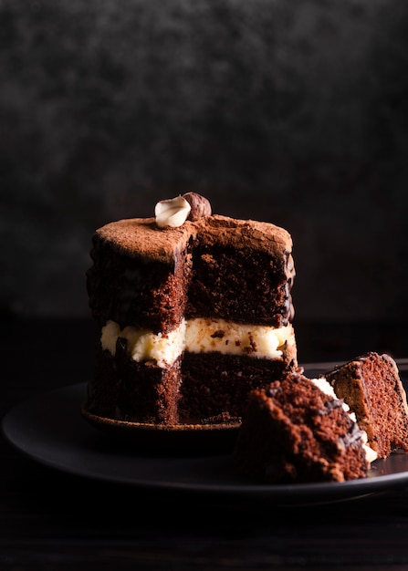 Vooraanzicht van cake met uitgesneden plak