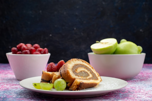 Vooraanzicht van chocolade roll cake met fruit in plaat op de donkere ondergrond