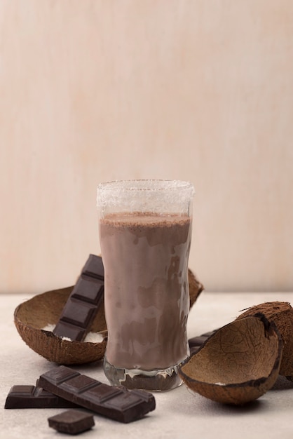 Vooraanzicht van chocolademilkshakeglas met kokosnoot en exemplaarruimte