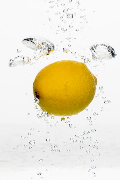 Vooraanzicht van citroen in water
