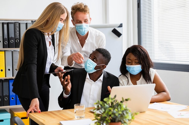 Gratis foto vooraanzicht van collega's die werken tijdens covid