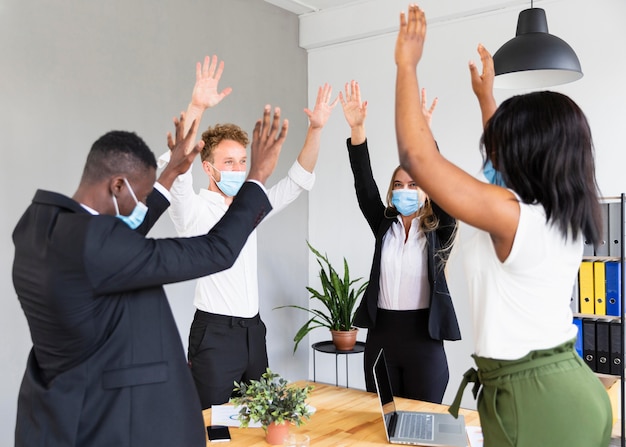 Gratis foto vooraanzicht van collega's die werken tijdens covid