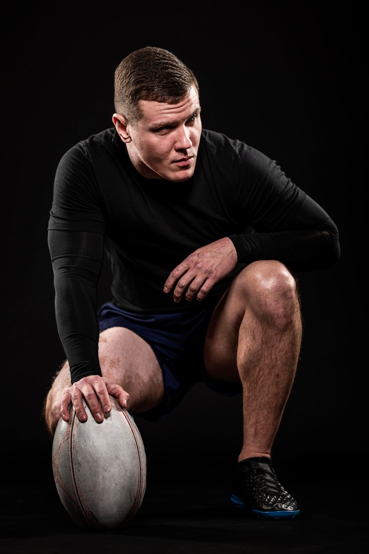 Gratis Foto vooraanzicht van de atletische knappe bal van de rugbyspelerholding