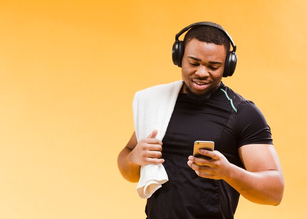 Vooraanzicht van de atletische man in gym outfit