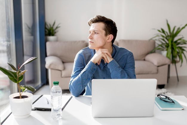 Gratis foto vooraanzicht van de jonge jongen met angst