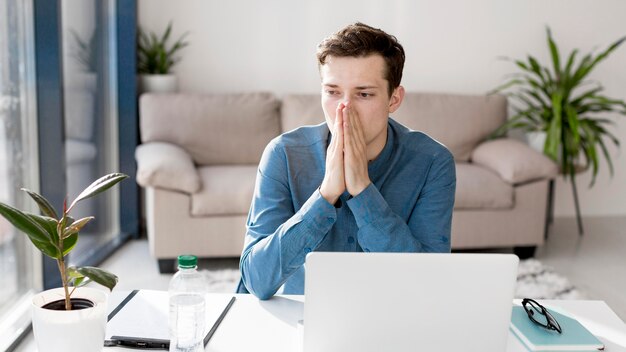 Vooraanzicht van de jonge jongen met angst