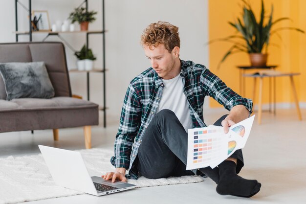 Vooraanzicht van de man die van plan is het huis op te knappen