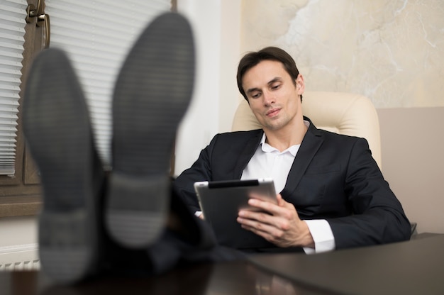 Gratis foto vooraanzicht van de man in office