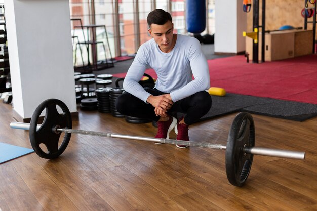 Vooraanzicht van de man met barbell