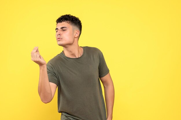 Vooraanzicht van de man met gesloten ogen strekte zijn hand naar voren