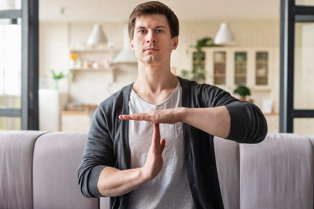 Gratis foto vooraanzicht van de mens die gebarentaal gebruikt