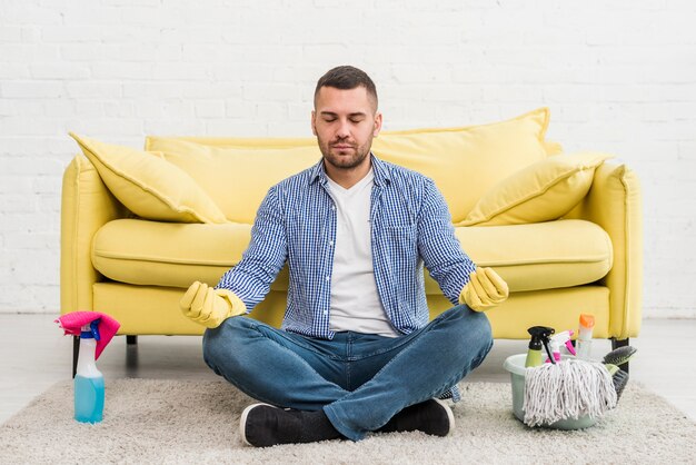 Vooraanzicht van de mens die yoga doet als voorbereiding op het schoonmaken