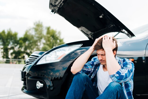 Vooraanzicht van de mens en zwarte auto