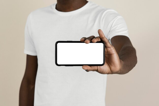 Vooraanzicht van de mens in een smartphone van de t-shirtholding met exemplaarruimte