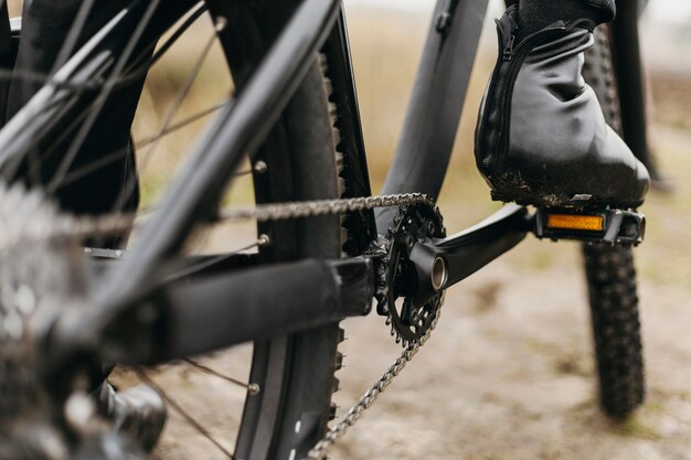 Vooraanzicht van de mens met een fiets