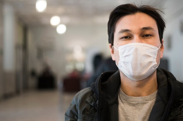 Vooraanzicht van de mens met medische masker en kopie ruimte