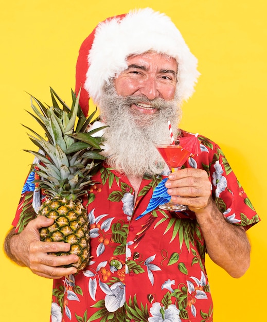 Gratis foto vooraanzicht van de mens met tropisch overhemd en kerstmuts