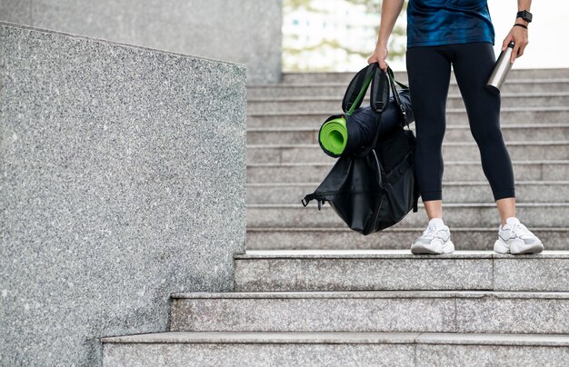 Vooraanzicht van de mens uitgerust voor yogatraining