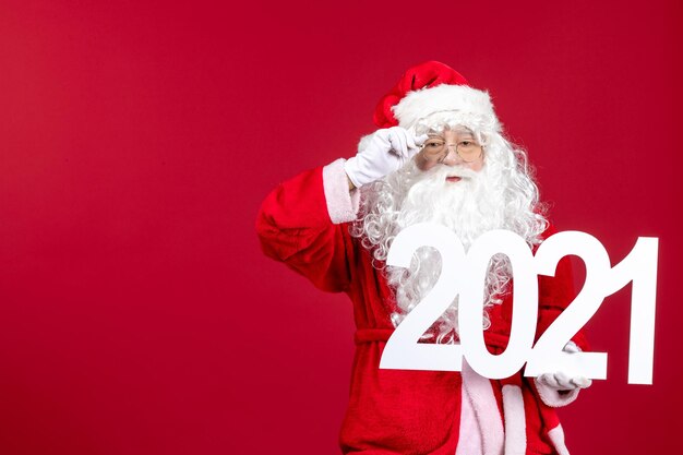 Vooraanzicht van de oude kerstman met schrijven op de rode muur