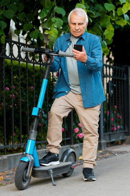 Vooraanzicht van de oude man op scooter