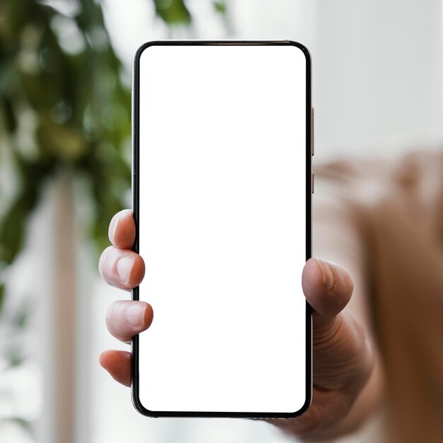 Vooraanzicht van de smartphone van de vrouwenholding