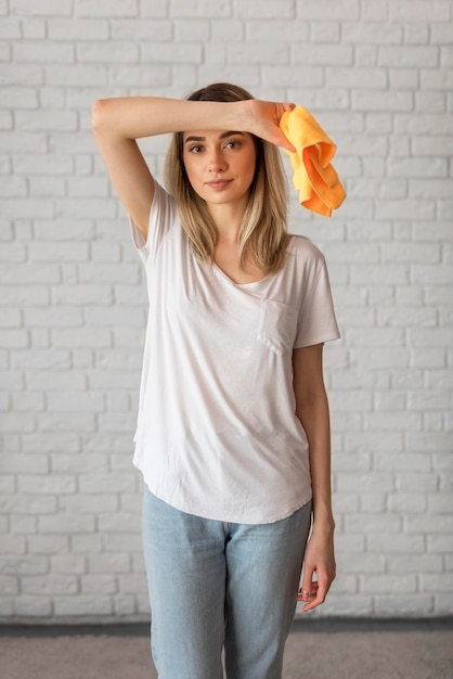 Gratis foto vooraanzicht van de vermoeide schoonmakende doek van de vrouwenholding