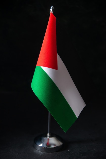 Vooraanzicht van de vlag van Palestina op de zwarte