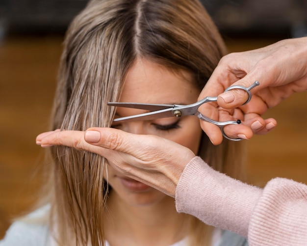 Vooraanzicht van de vrouw die een kapsel krijgt