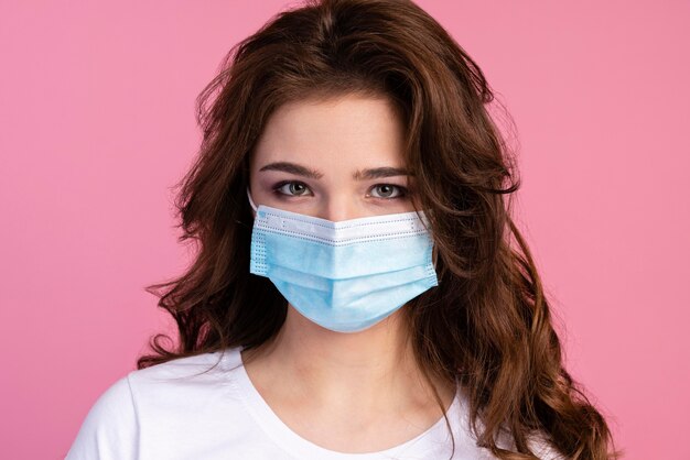 Vooraanzicht van de vrouw die een medisch masker draagt