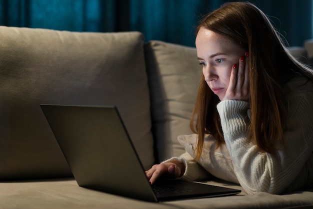 Vooraanzicht van de vrouw die op laptop werkt