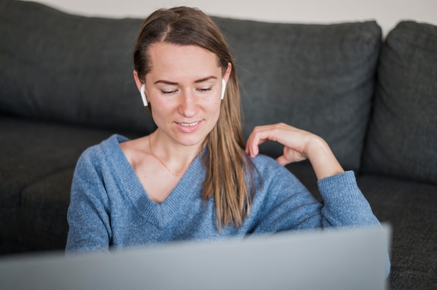 Gratis foto vooraanzicht van de vrouw die op laptop werkt