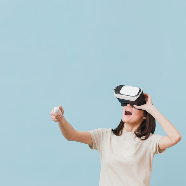 Vooraanzicht van de vrouw genieten van haar tijd met virtual reality headset