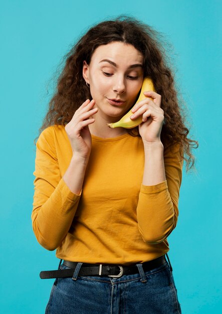Vooraanzicht van de vrouw met banaan