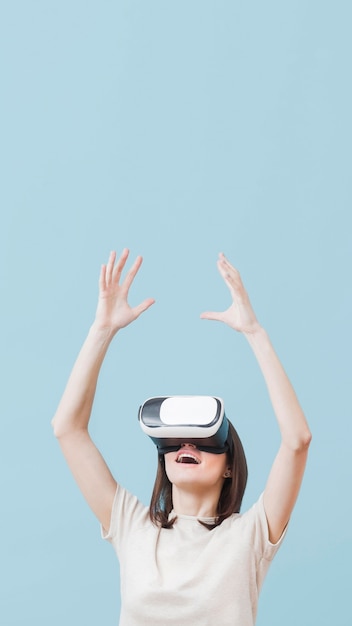 Gratis foto vooraanzicht van de vrouw met behulp van virtual reality headset met kopie ruimte