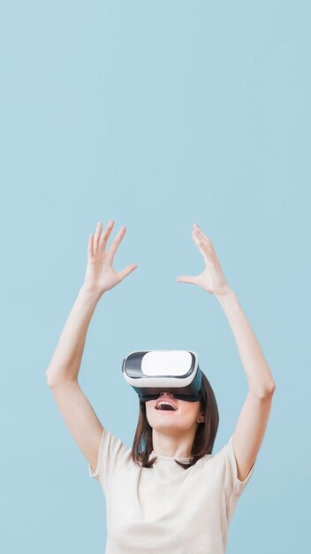 Vooraanzicht van de vrouw met behulp van virtual reality headset met kopie ruimte