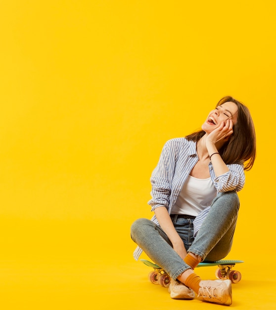 Gratis foto vooraanzicht van de vrouw met een kopie ruimte