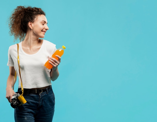 Gratis foto vooraanzicht van de vrouw met een kopie ruimte