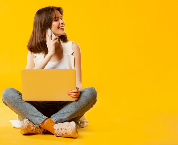 Vooraanzicht van de vrouw met een kopie ruimte