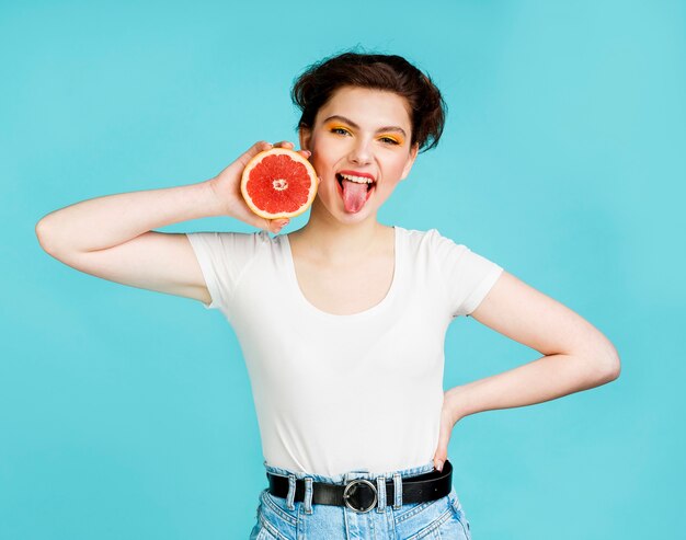 Vooraanzicht van de vrouw met grapefruit