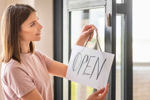 Gratis foto vooraanzicht van de vrouw met open teken